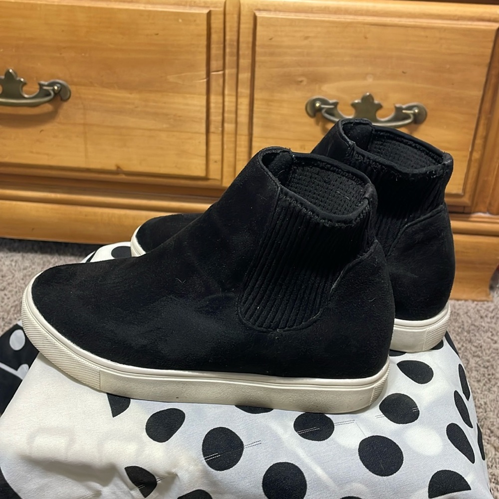 Soda Size 6 Black Suede sneakers